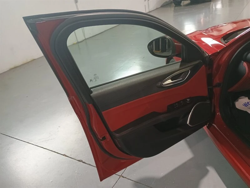 2019 Alfa Romeo Giulia - Image 13 of 20