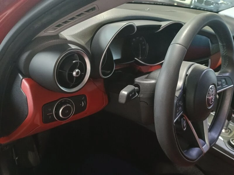 2019 Alfa Romeo Giulia - Image 17 of 20