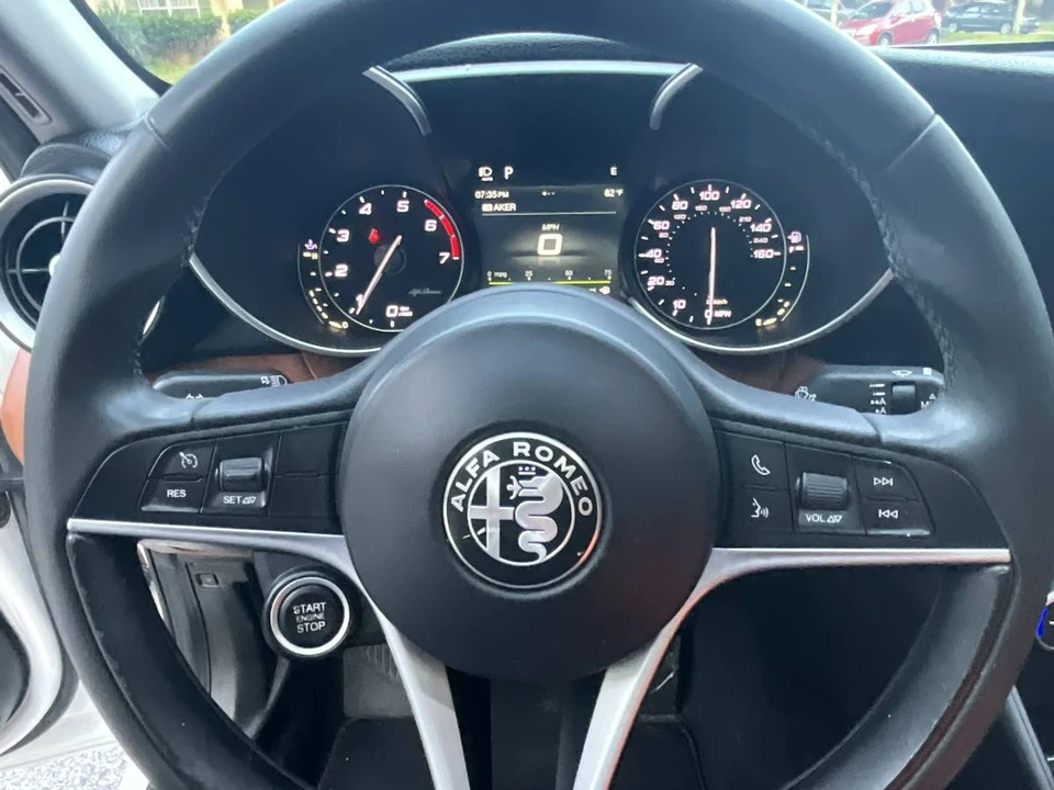 2016 Alfa Romeo Giulia - Image 11 of 24