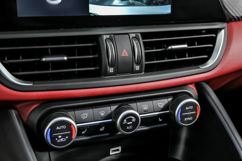 2019 Alfa Romeo - Image 28 of 30