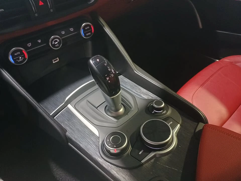 2019 Alfa Romeo Giulia - Image 14 of 20