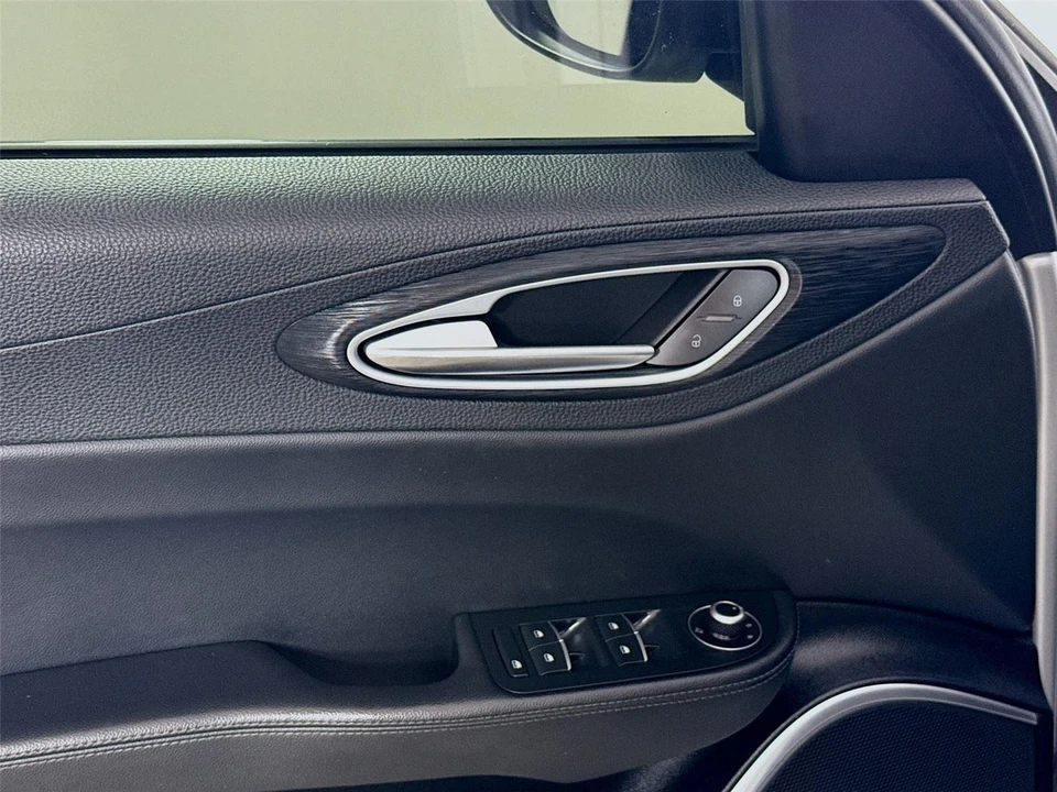 2019 Alfa Romeo Giulia - Image 17 of 21