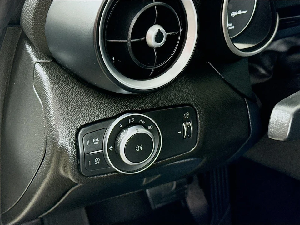 2019 Alfa Romeo Giulia - Image 10 of 21