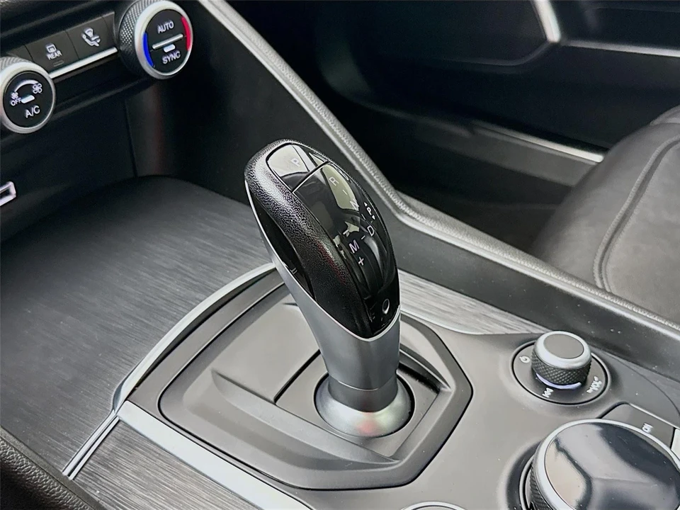 2019 Alfa Romeo Giulia - Image 16 of 21