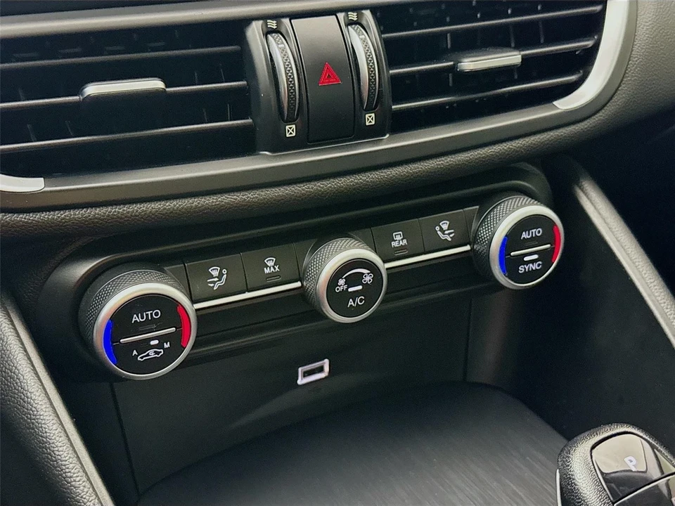 2019 Alfa Romeo Giulia - Image 15 of 21