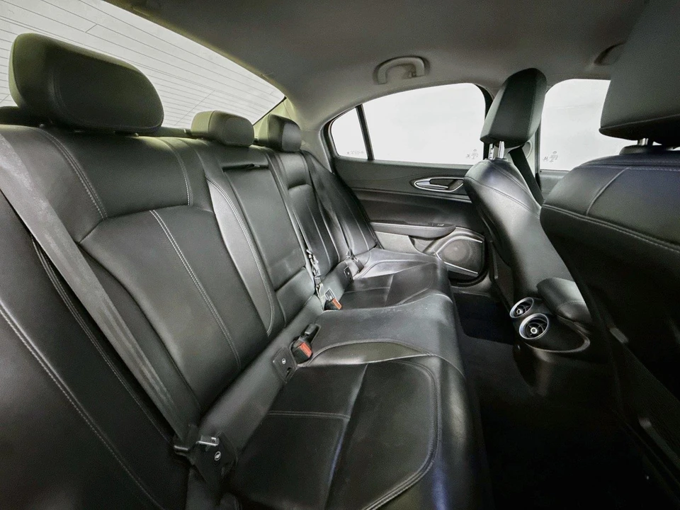 2019 Alfa Romeo Giulia - Image 28 of 31