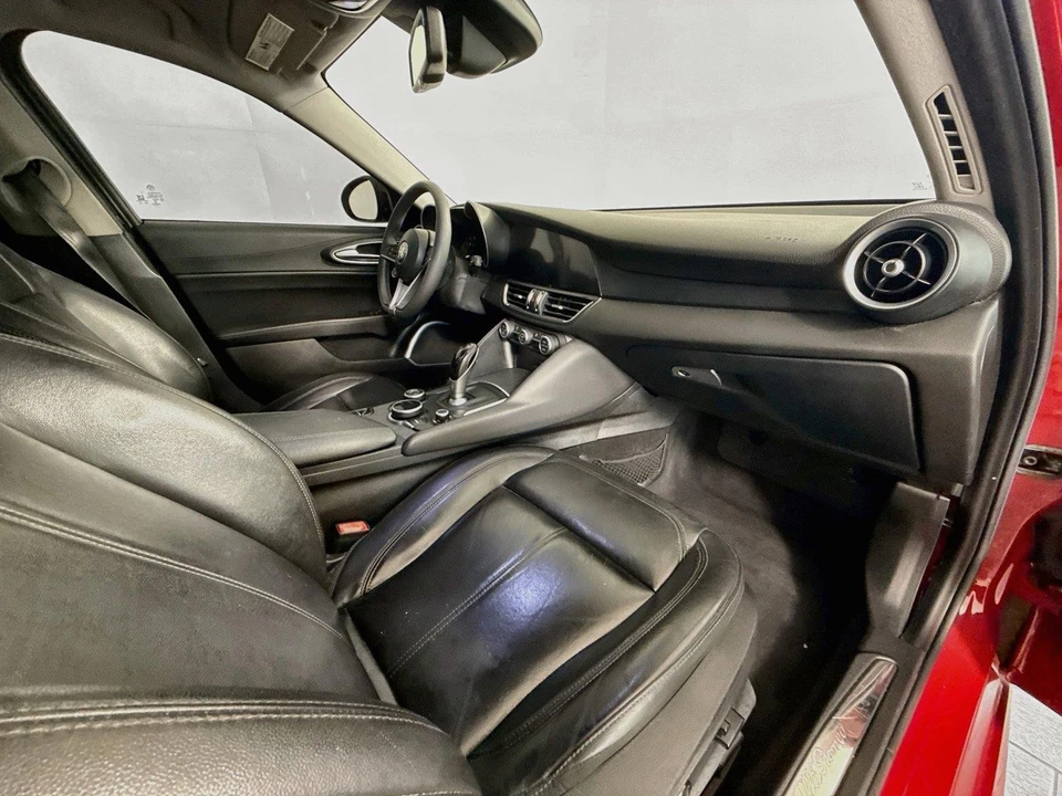 2019 Alfa Romeo Giulia - Image 29 of 31