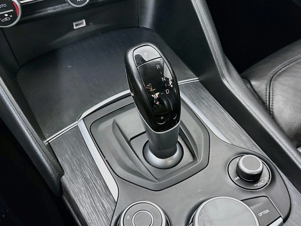 2019 Alfa Romeo Giulia - Image 23 of 31