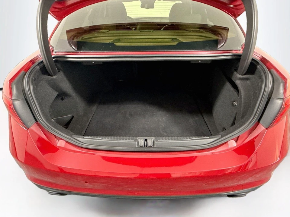 2019 Alfa Romeo Giulia - Image 27 of 31