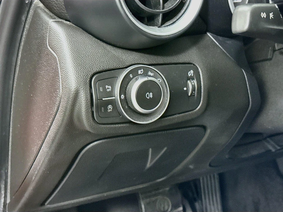 2019 Alfa Romeo Giulia - Image 17 of 31