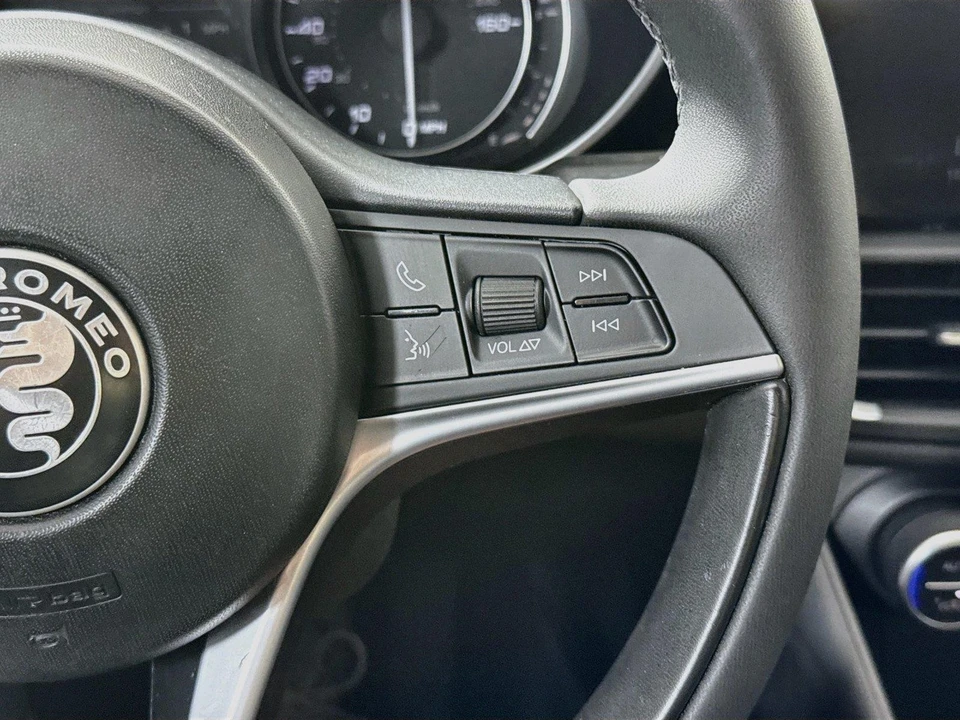 2019 Alfa Romeo Giulia - Image 16 of 31