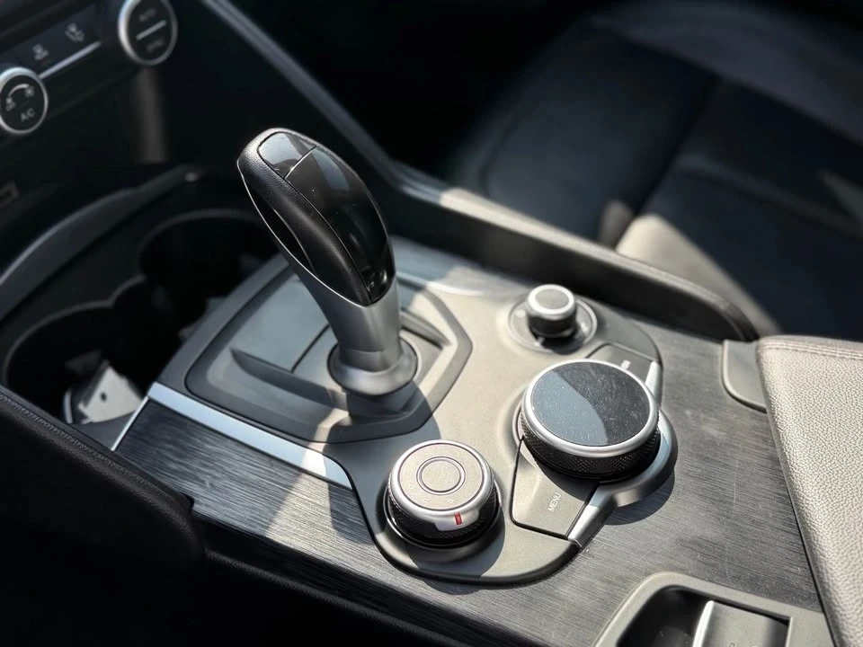 2019 Alfa Romeo Giulia - Image 15 of 17
