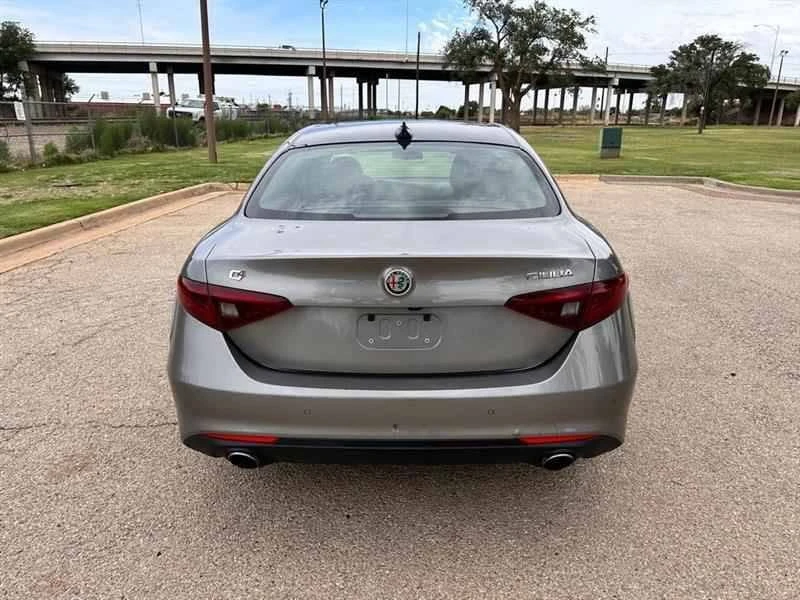 2019 Alfa Romeo Giulia - Image 5 of 10