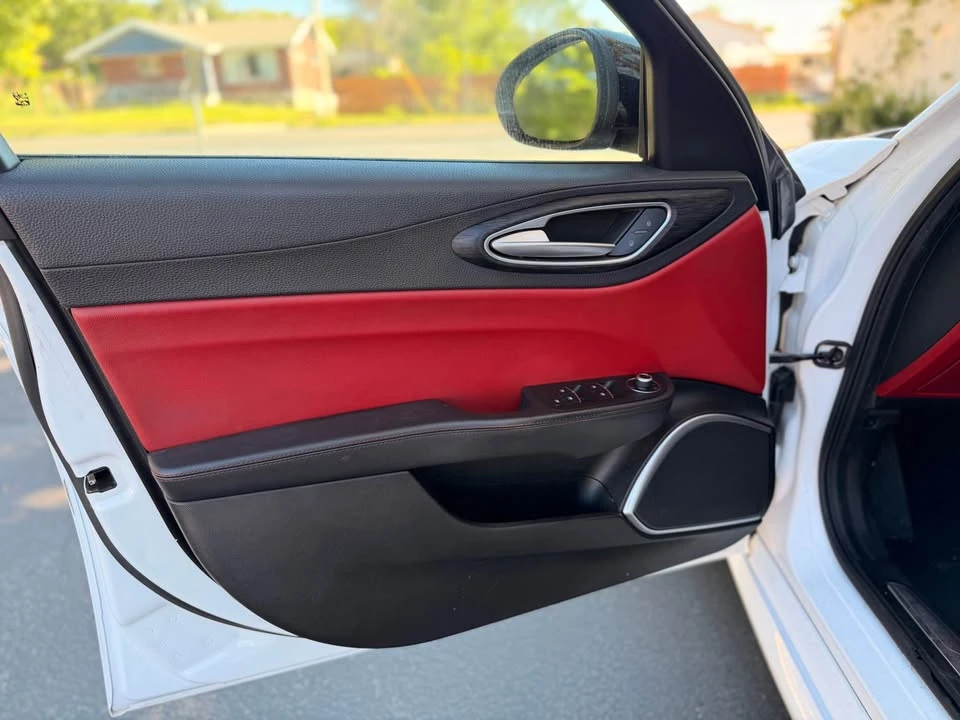 2019 Alfa Romeo Giulia - Image 14 of 17