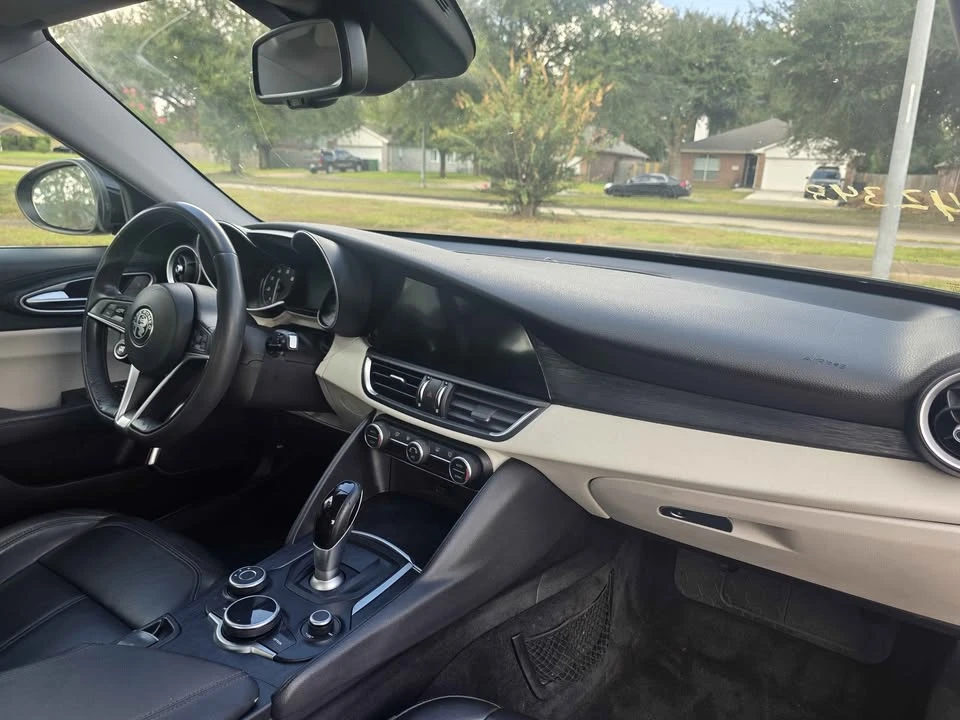 2019 Alfa Romeo Giulia - Image 16 of 20