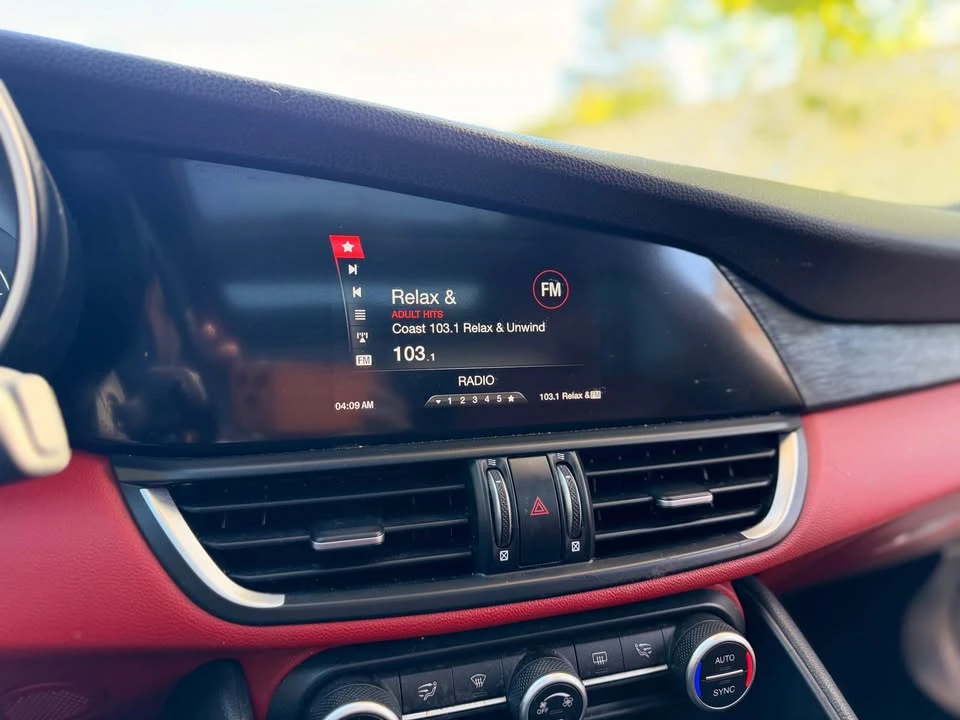 2019 Alfa Romeo Giulia - Image 16 of 17