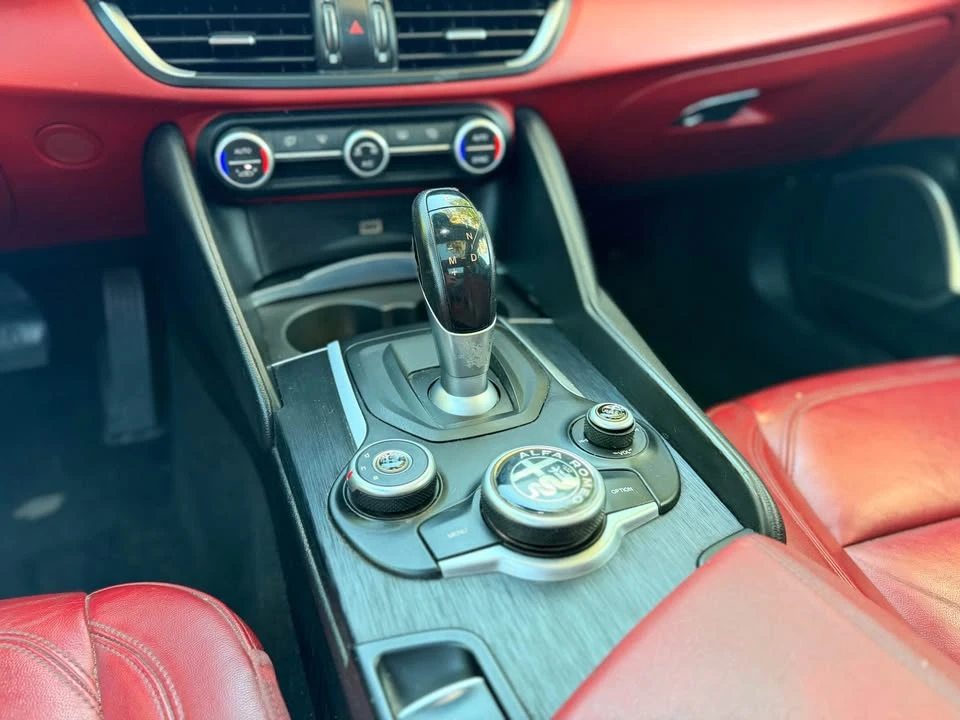 2019 Alfa Romeo Giulia - Image 13 of 17