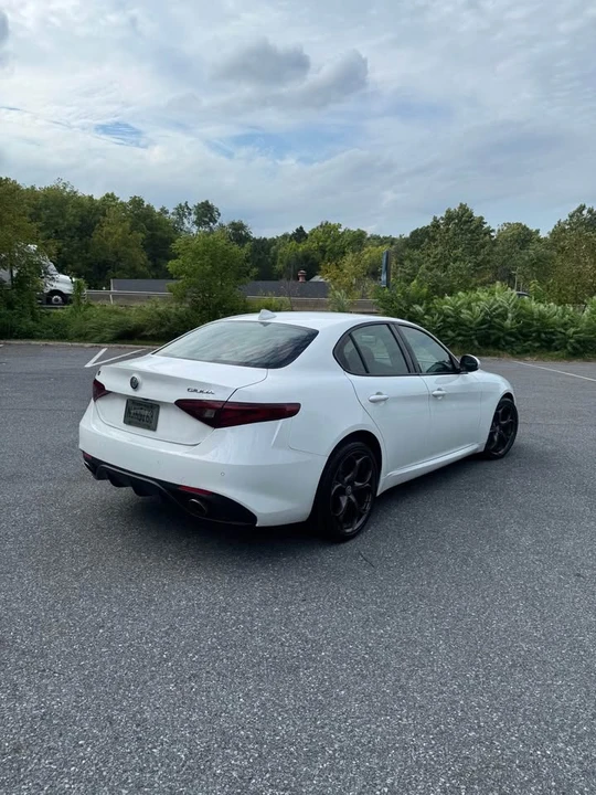 2019 Alfa Romeo Giulia - Image 5 of 9