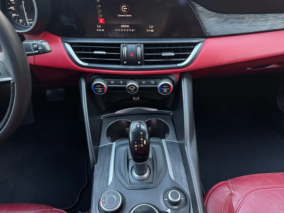 2019 Alfa Romeo Giulia - Image 15 of 18