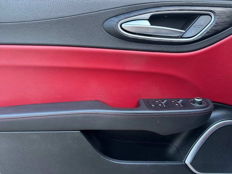 2019 Alfa Romeo Giulia - Image 11 of 18
