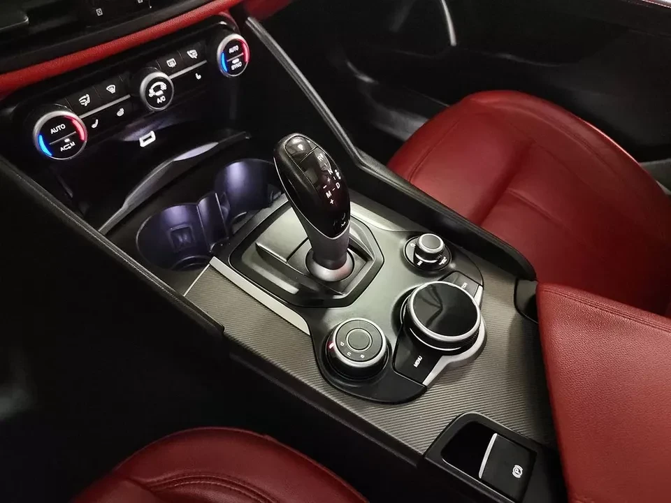 2019 Alfa Romeo Giulia - Image 7 of 10