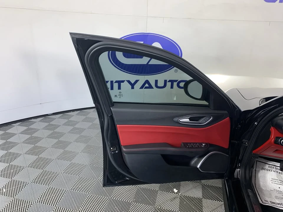 2019 Alfa Romeo Giulia - Image 13 of 20