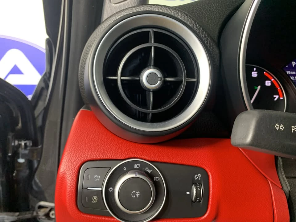 2019 Alfa Romeo Giulia - Image 16 of 20
