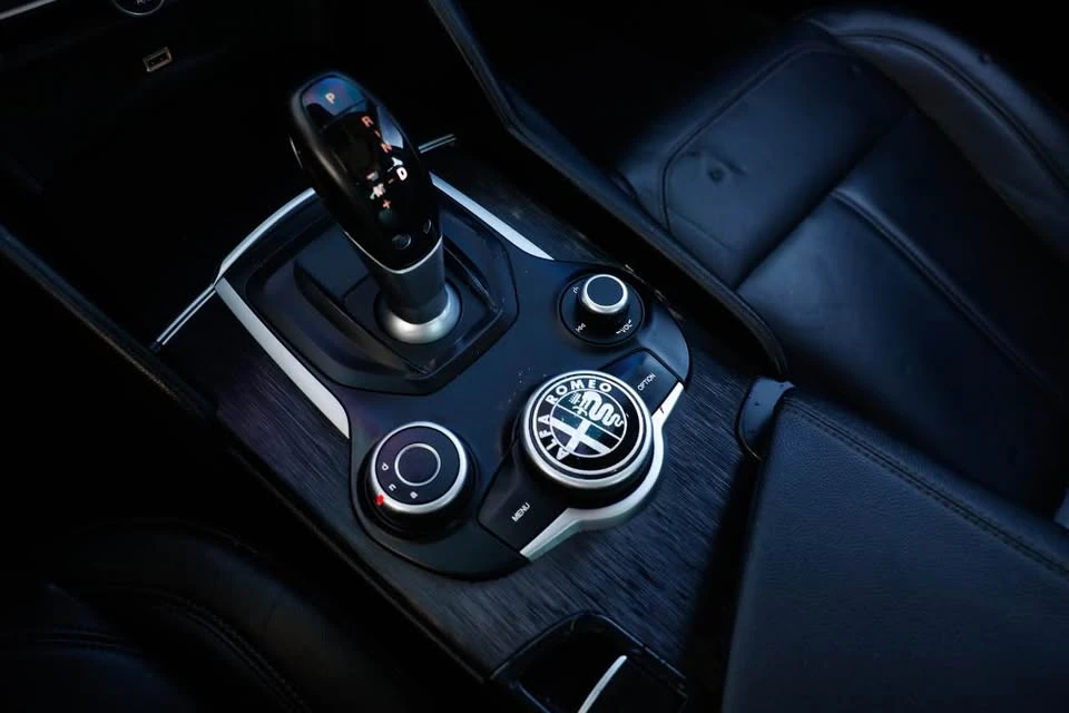2019 Alfa Romeo Giulia - Image 14 of 17