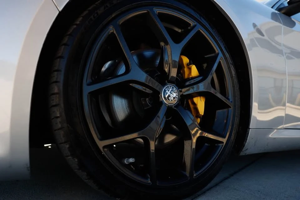 2019 Alfa Romeo Giulia - Image 16 of 17