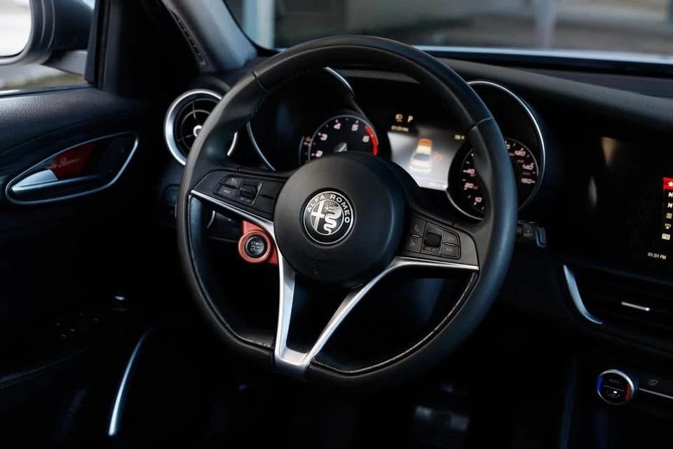 2019 Alfa Romeo Giulia - Image 9 of 17