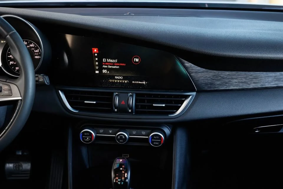 2019 Alfa Romeo Giulia - Image 15 of 17