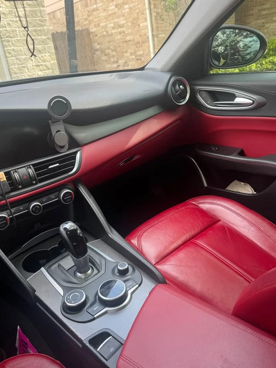 2019 Alfa Romeo Giulia - Image 10 of 13
