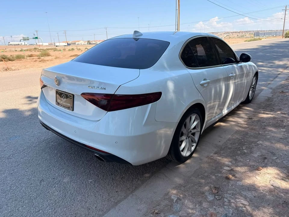 2019 Alfa Romeo Giulia - Image 9 of 20
