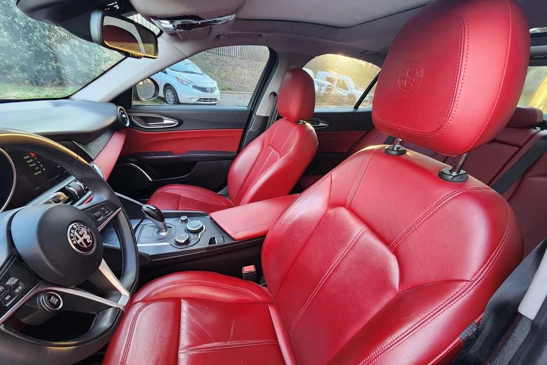 2019 Alfa Romeo Giulia - Image 27 of 31
