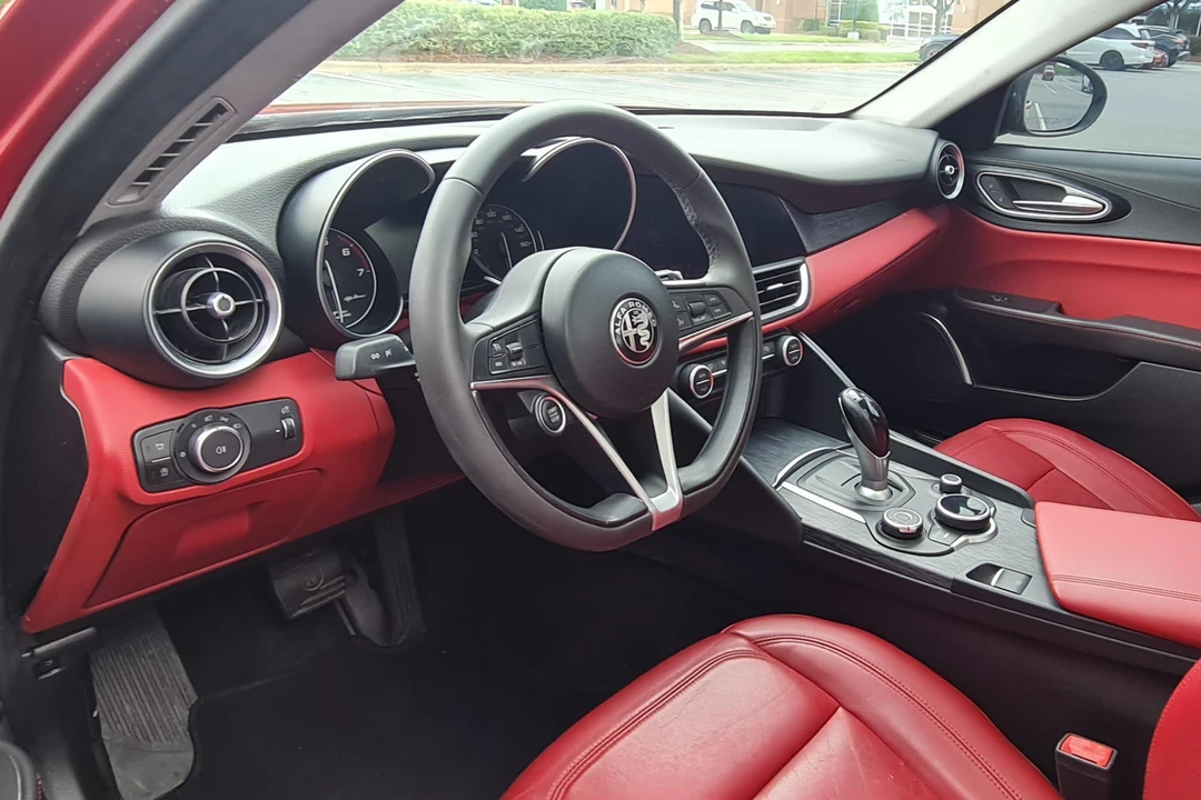 2019 Alfa Romeo Giulia - Image 26 of 31