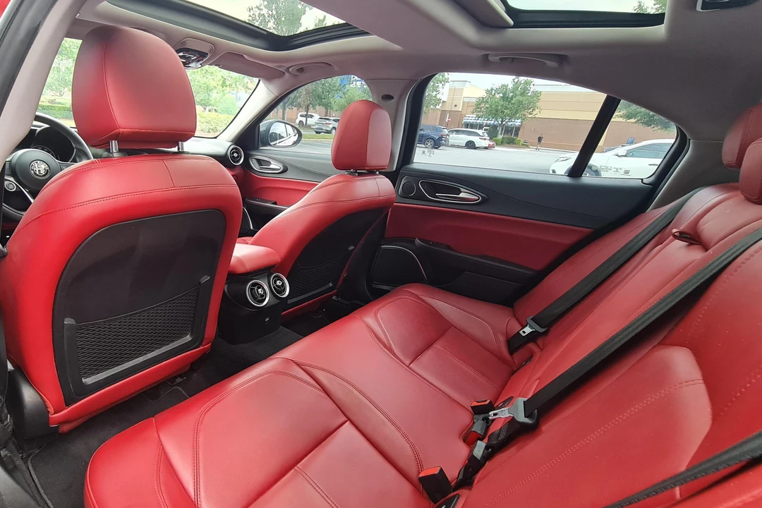 2019 Alfa Romeo Giulia - Image 28 of 31
