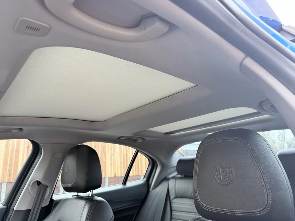 2019 Alfa Romeo Giulia - Image 17 of 24