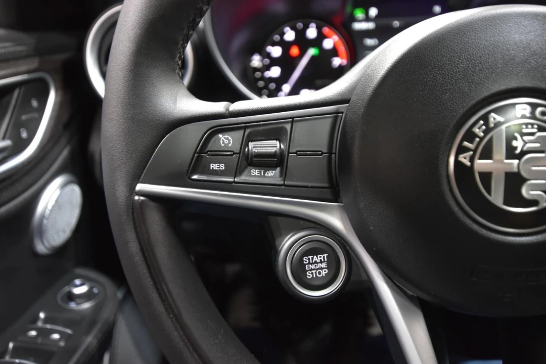 2019 Alfa Romeo Giulia - Image 17 of 31