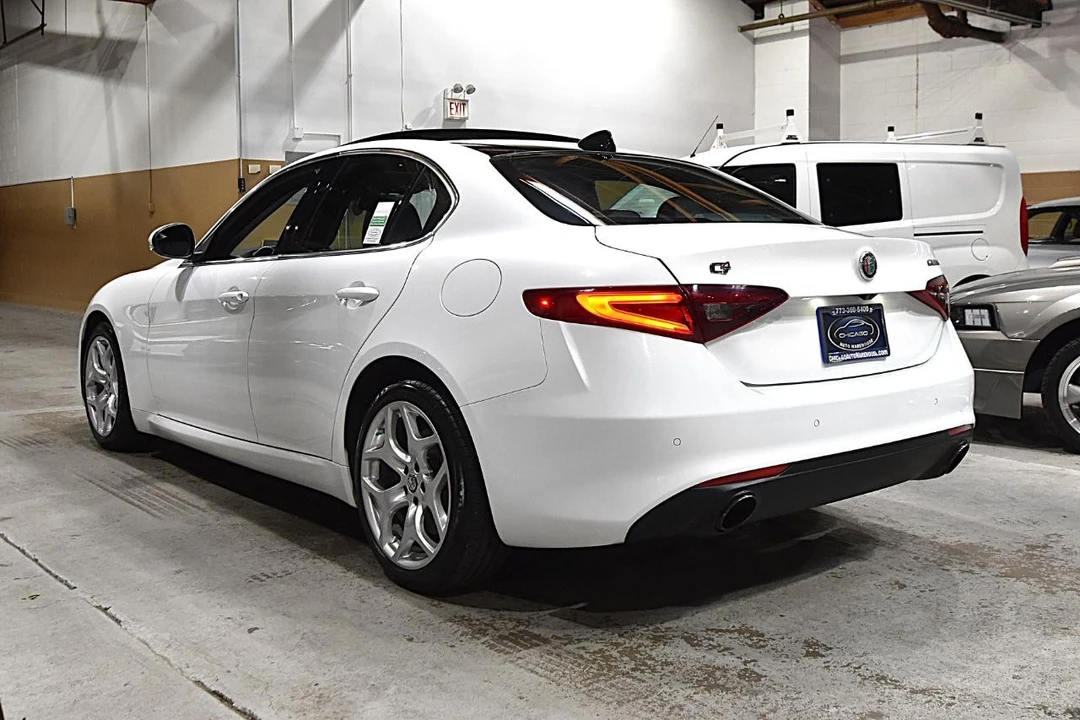 2019 Alfa Romeo Giulia - Image 8 of 31