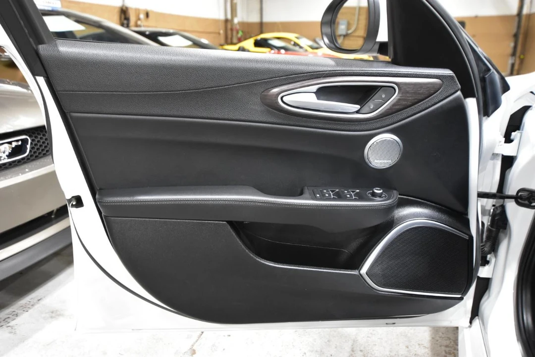 2019 Alfa Romeo Giulia - Image 10 of 31