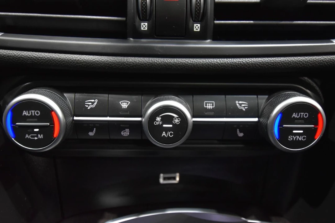 2019 Alfa Romeo Giulia - Image 25 of 31