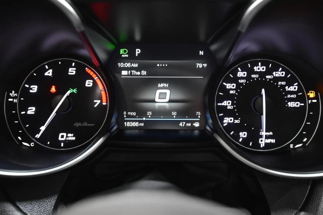 2019 Alfa Romeo Giulia - Image 19 of 31