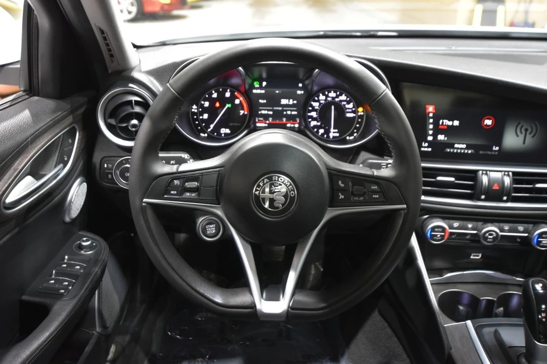 2019 Alfa Romeo Giulia - Image 15 of 31