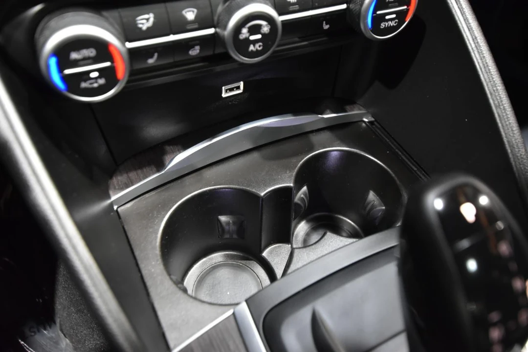 2019 Alfa Romeo Giulia - Image 26 of 31