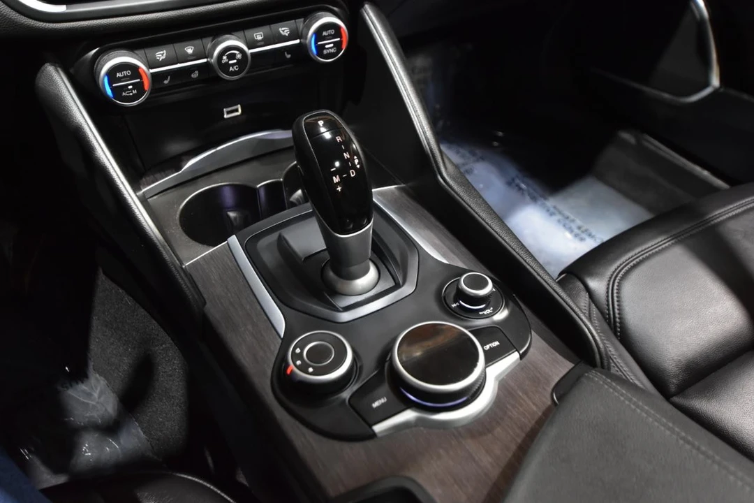 2019 Alfa Romeo Giulia - Image 27 of 31