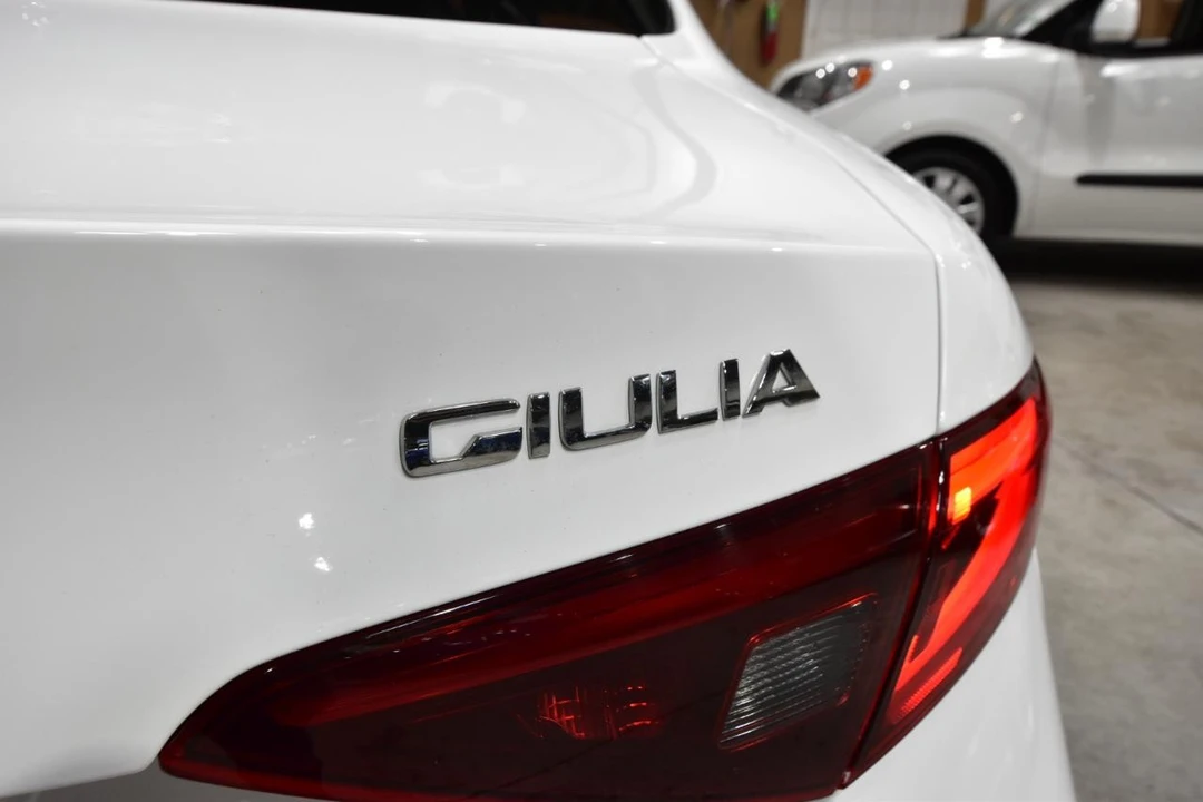 2019 Alfa Romeo Giulia - Image 7 of 31
