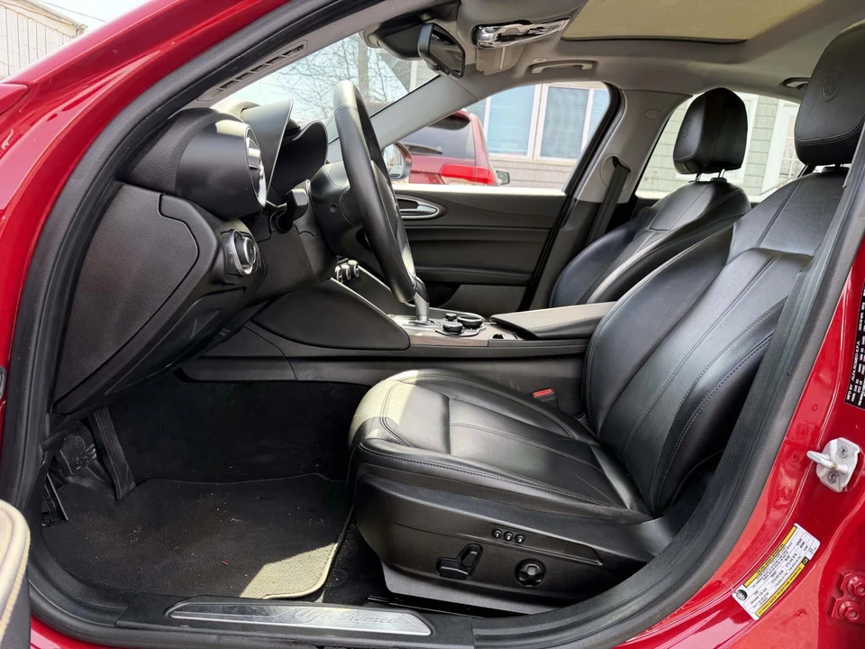 2019 Alfa Romeo Giulia - Image 9 of 21