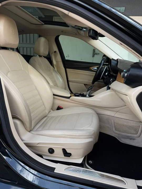 2019 Alfa Romeo Giulia - Image 13 of 20