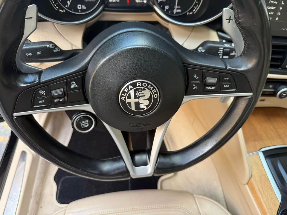 2019 Alfa Romeo Giulia - Image 18 of 20