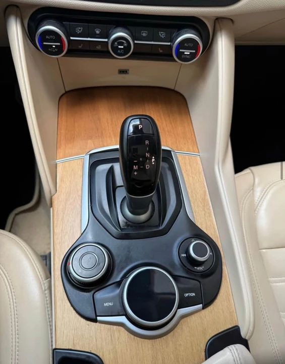 2019 Alfa Romeo Giulia - Image 11 of 20